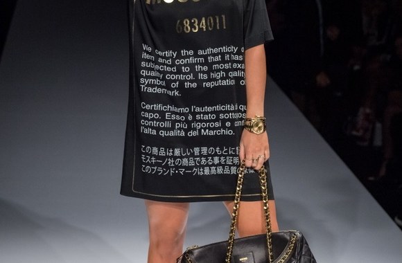 Rita Ora „Moschino“ kolekcijos pristatyme