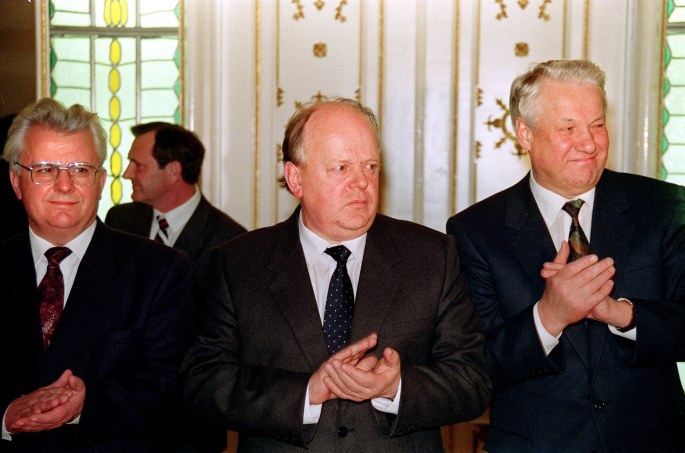 Ukrainos lyderis Leonidas Kravčukas, Baltarusijos Aukščiausiosios Tarybos pirmininkas Stanislavas Šuškevičius (centre), Rusijos lyderis Borisas Jelcinas, 1991 m. / Scanpix nuotr.
