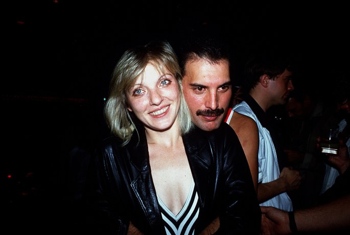 Freddie Mercury ir Mary Austin per 38 Freddie gimtadienį 1984 metais/Vida Press nuotr.