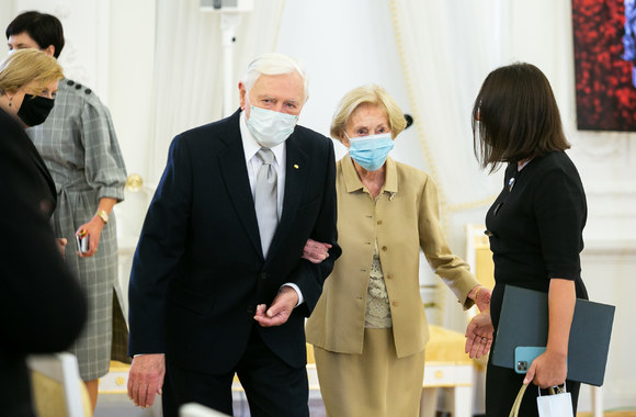 Valdui Adamkui įteiktas žuvusio Lenkijos prezidento Lecho Kaczynskio apdovanojimas / BNS nuotr.