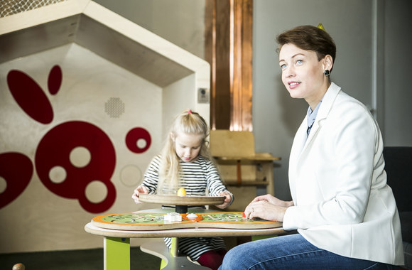 Aistė Jasaitytė Čeburiak su dukromis Elze ir Sofija