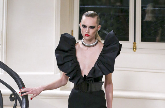 „Saint Laurent“ 2016 m. rudens-žiemos kolekcijos modelis