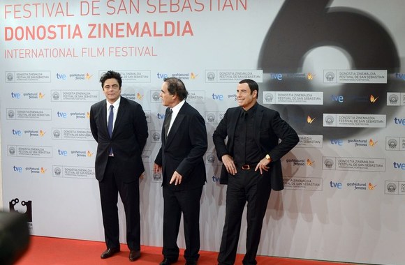 Iš kairės: Benicio Del Toro, Oliveris Stone'as ir Johnas Travolta