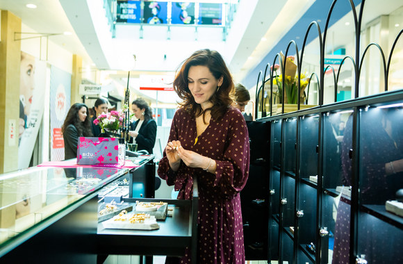 Agnė Gilytė pristato pavasarišką, labai patogų drabužį/Gretos Skaraitienės nuor.