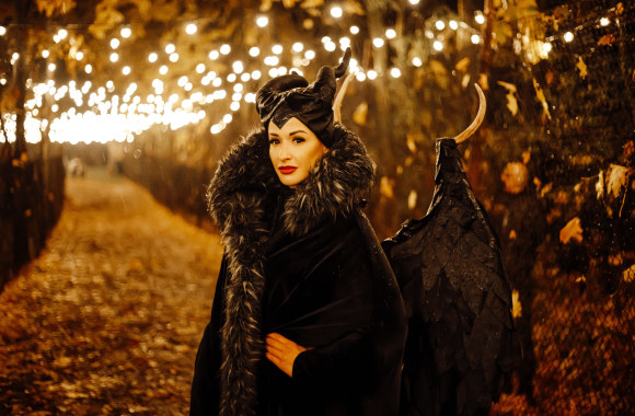 Maleficentos kostiumu pasipuošusi Indra Simėnė Helovino miestelyje Kirkiluose