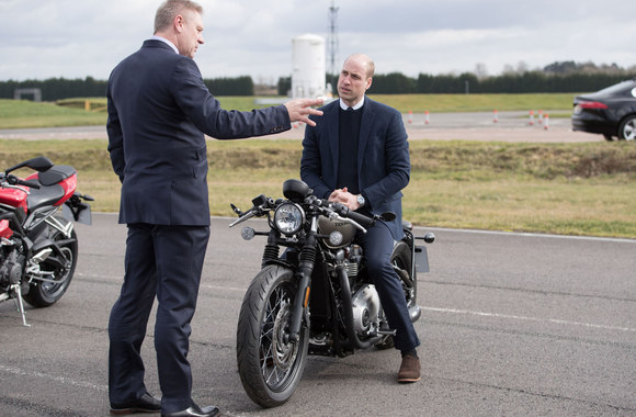 Princas Williamas išbandė naują motociklą