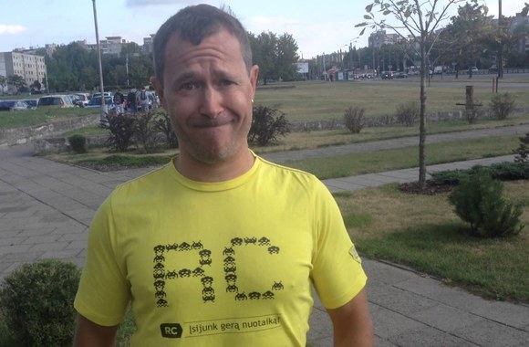 VIDEO kadras: Vytenis Sinkevičius meta ALS ledo kibiro iššūkį...kam?