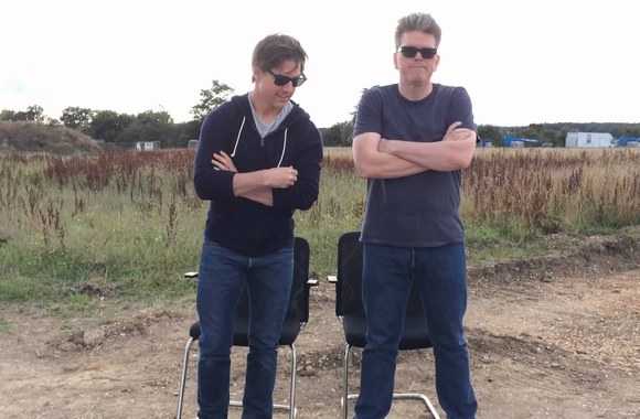 VIDEO kadras: Tom Cruise and Chris McQuarrie MISSION IMPOSSIBLE ALS Ice Bucket Challenge