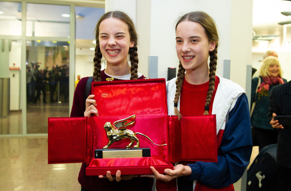 Menininkių Rugilės Barzdžiukaitės, Vaivos Grainytės ir Linos Lapelytės operos-performanso „Saulė ir jūra (Marina)“ atlikėjai ir solistai šiandien su statulėle grįžo į Lietuvą