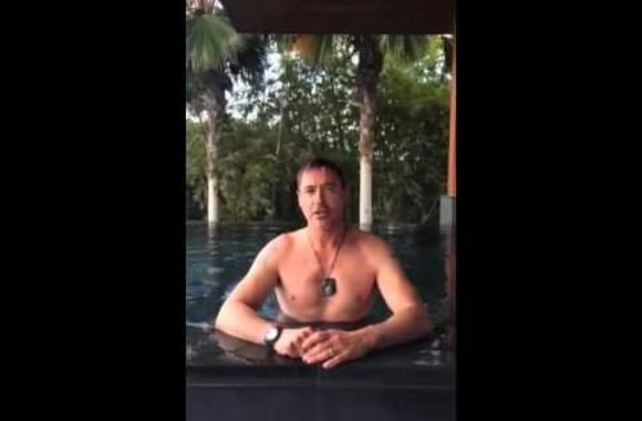 VIDEO kadras: RDJ takes the Ice Bucket Challenge for ALS