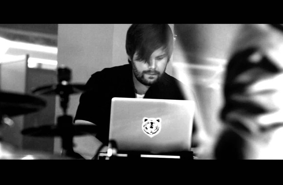 VIDEO kadras: I Wear* Experiment - Push Stop & Pause Your Heartbeat -  Live At* Rehearsals 2013