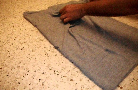 VIDEO kadras: Mokomės susukti marškinėlius į tvirtą ritinėlį