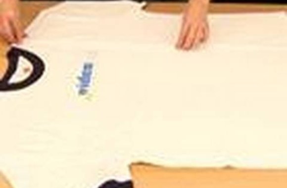 VIDEO kadras: Kaip sulankstyti marškinėlius per kelias sekundes