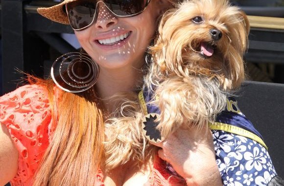 Phoebe Price pozuoja fotografams