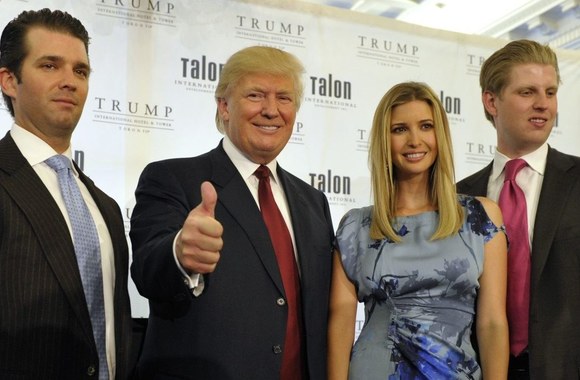 Donaldas Trumpas su vaikais Donaldu jaunesniuoju (kairėje), Ivanka ir Ericu