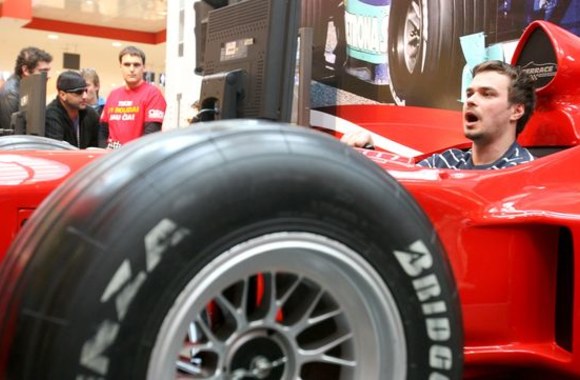 Garsūs veidai domėjosi „Formulės 1“ bolidų paroda