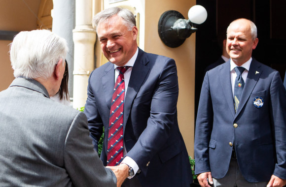 „Tautiškos giesmės“ šauklių – 11 jachtos „Ambersail“ įgulų kapitonų, – ir Prezidento Valdo Adamkaus susitikimas / Pauliaus Peleckio / „Žmonės Foto“ nuotr.