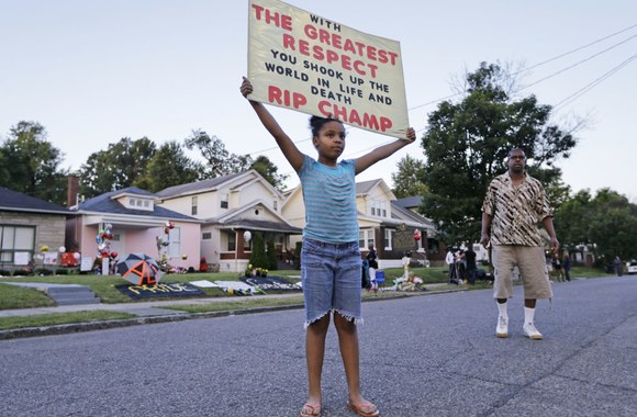 Mergaitė prie Muhammado Ali vaikystės namų