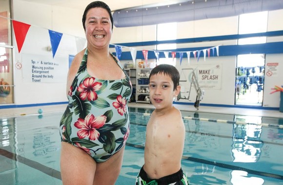 VIDEO kadras: Gimę be rankų: mamos ir sūnaus istorija