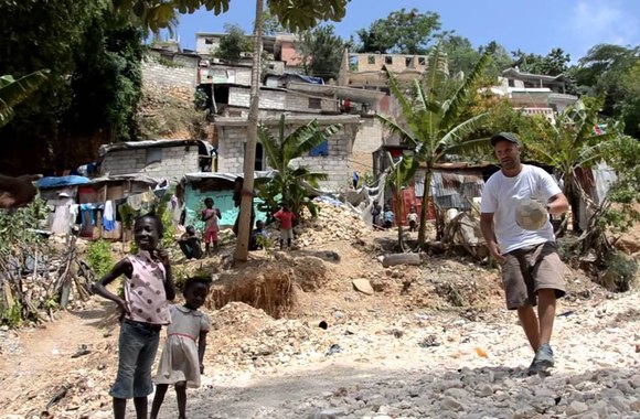 VIDEO kadras: Giedrius Savickas Haityje žaidė futbolą ir krepšinį su vaikais