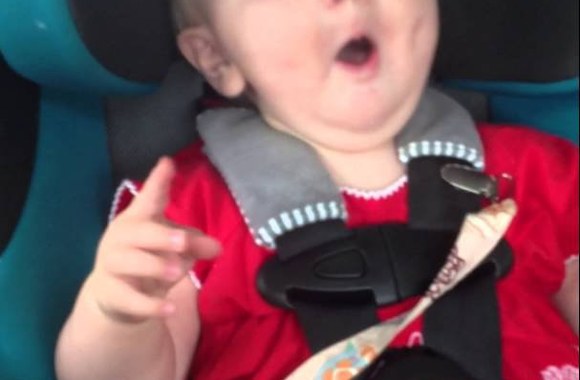 VIDEO kadras: Kaip nuraminti verkiantį kūdikį su Katy Perry daina