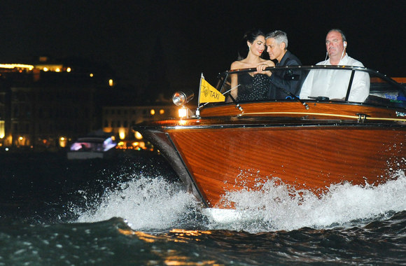Amal ir George'as Clooney po trejų metų pakartojo Venecijoje savo vestuvinį kruizą