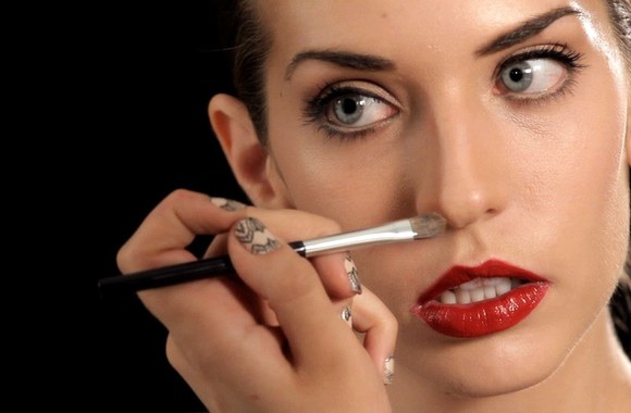 VIDEO kadras: Vaizdo pamokėlė, kaip dažytis, kad nosis atrodytų plonesnė: