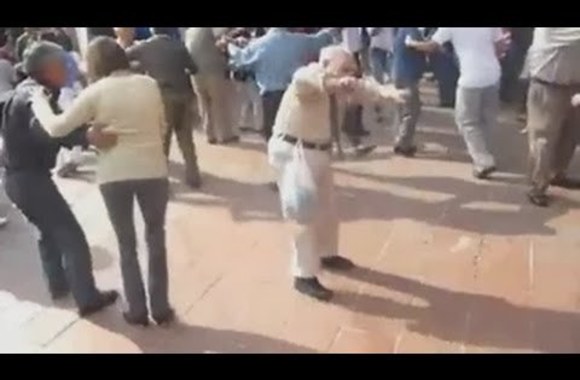 VIDEO kadras: Šokantis senukas