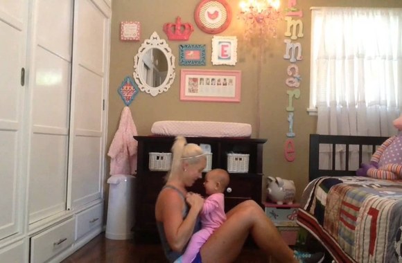 VIDEO kadras: Criscilla Anderson sportuoja kartu su dukra