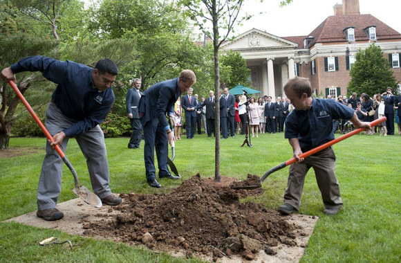Princas Harry (viduryje) susitikime su sužeistais britų ir JAV kariais