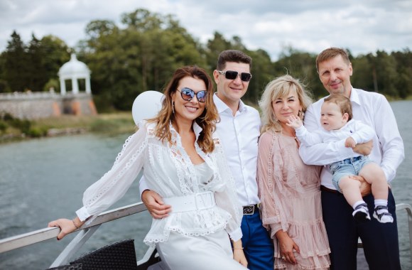 Agnė ir Rolandas Zacharevičiai pakrikštijo sūnų / „Saulės Pievos Fotografijos“ nuotr.