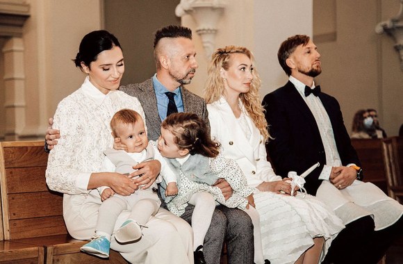 Lino ir Irmos Adomaičių sūnaus Jokūbo krikštynų akimirka / Eglės Gendrėnaitės nuotr.