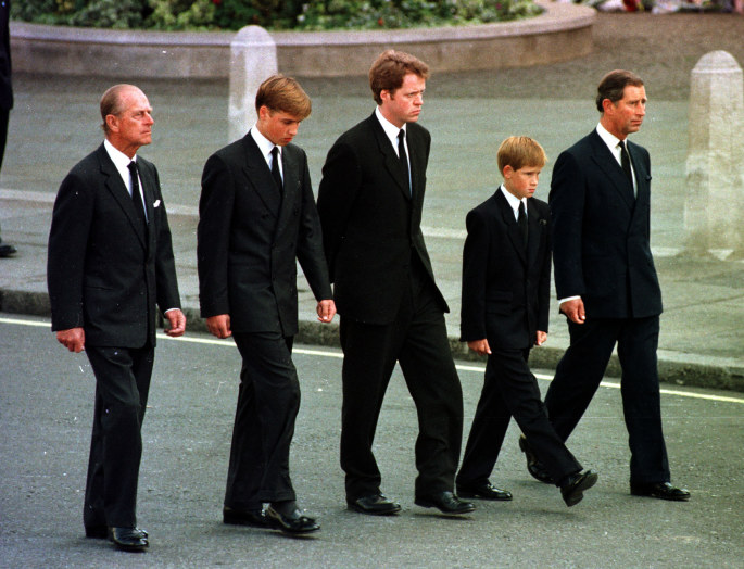 Princas Philipas, princas Williamas, Earlas Althorpas, princas Harry ir princas Charlesas 1997 metais per princesės Dianos laidotuves / „Scanpix“ nuotr.