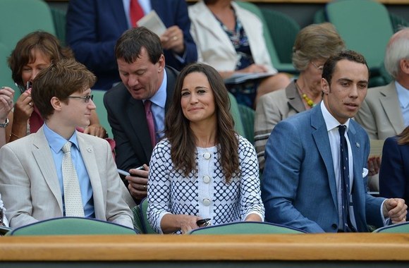 Pippa Middleton su broliu Jamesu (dešinėje)