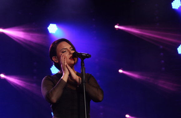 Justė Arlauskaitė-Jazzu penktadienio vakarą lyriškomis baladėmis sušildė peršlapusią publiką Klaipėdoje.