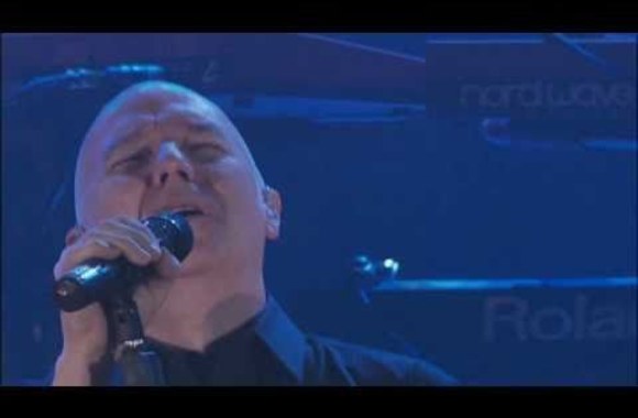 VIDEO kadras: Schiller feat. Midge Ure - Let it Rise (Live in Hamburg)