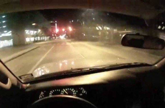 VIDEO kadras: Teksase moteris nebespėjo į ligoninę ir pagimdė prie pat jos durų – kūdikį priėmė ir gimdymą nufilmavo jos vyras