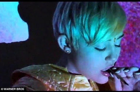 VIDEO kadras: See Miley Cyrus and Flaming Lips\' Insanely Trippy \'SuperFreak\' Video