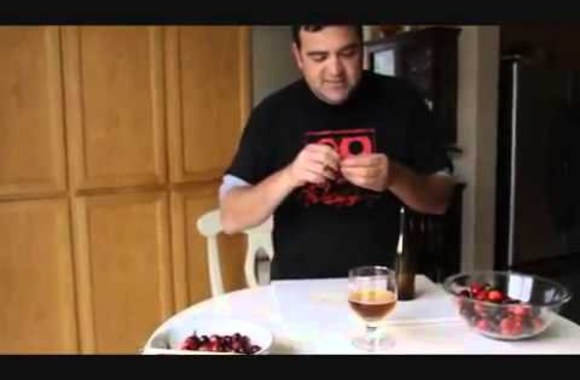 VIDEO kadras: Kaip išimti vyšnių kauliukus su pieštuku ir alaus buteliu