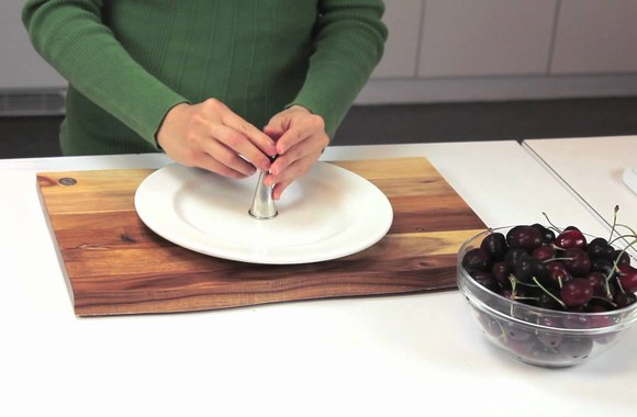 VIDEO kadras: Kaip išimti vyšnių kauliukus su konditerinio švirkšto antgaliu