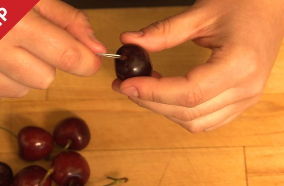 VIDEO kadras: Kaip išimti vyšnių kauliukus su sąvaržėle