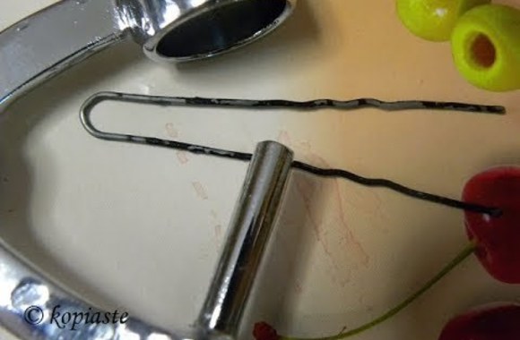 VIDEO kadras: Kaip išimti vyšnių kauliukus su plaukų segtuku