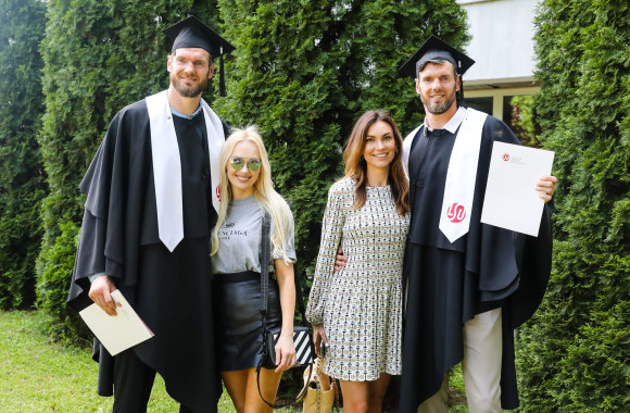 Darjušas ir Kšištofas Lavrinovičiai magistro diplomų įteikimo šventėje/Teodoro Biliūno/„ŽMONĖS Foto“ nuotr.