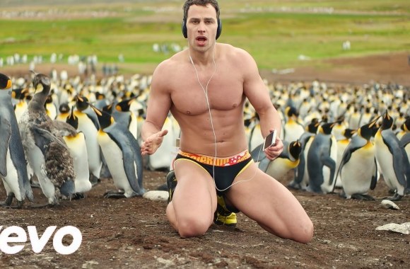 bryanas-hawnas-parodijuoja-sia