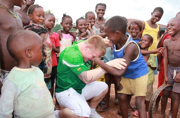 Evaldas Petrauskas su Siera Leonės vaikais