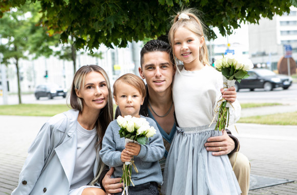 Donatas ir Veronika Montvydai su pirmoke dukra Adele ir sūnumi Kajumi / Pauliaus Peleckio „ŽMONĖS Foto“ nuotr.