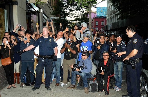 Rihanną pasitiko smalsuoliai ir paparacai