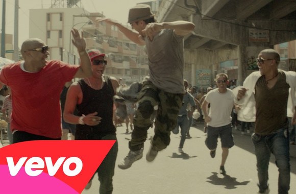 VIDEO kadras: Enrique Iglesias - Bailando (English Version) ft. Sean Paul, Descemer Bueno, Gente De Zona