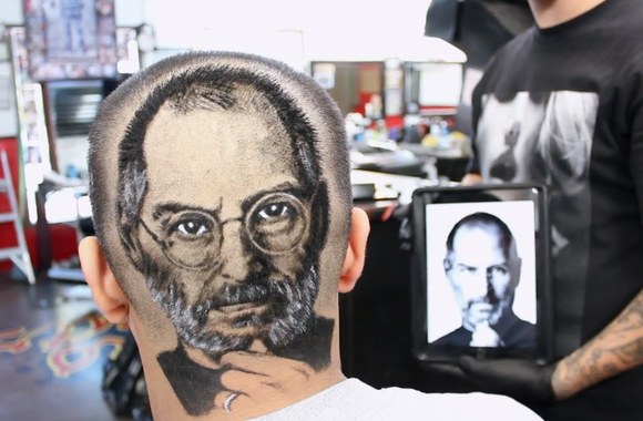 VIDEO kadras: Robas Ferrelis kuria Steve\'o Jobso portretą