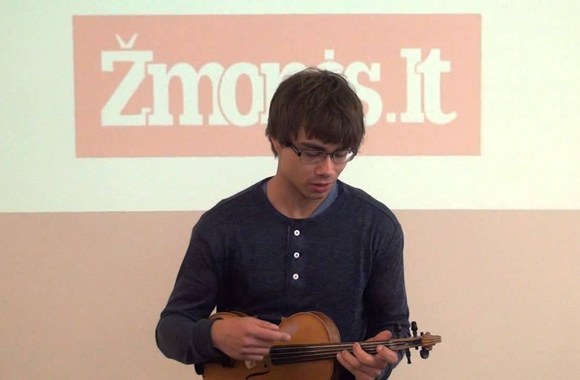 VIDEO kadras: Alexander Rybak live singing at Zmones.lt office